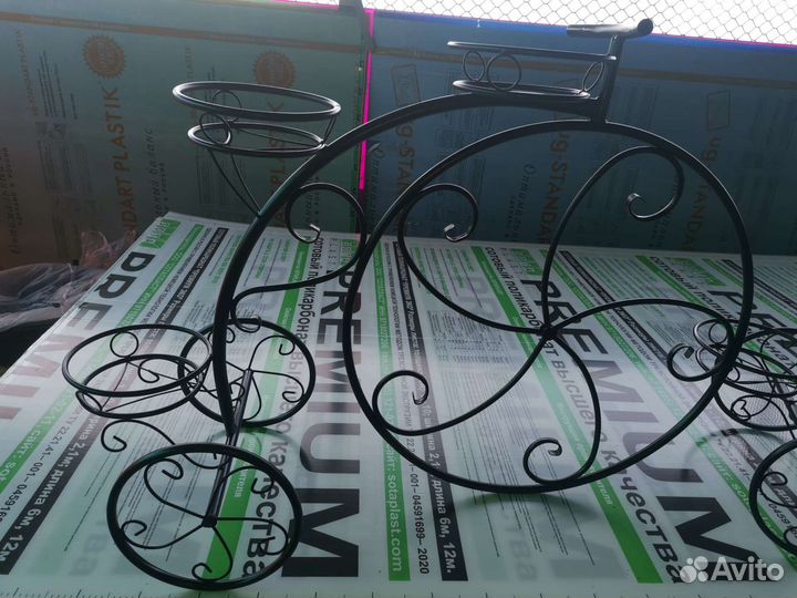 Уличная подставка под цветы