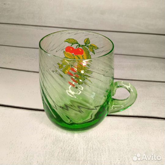 Кружка из цветного стекла с рисунком ягоды - Ретро