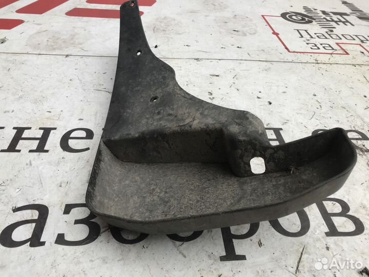 Брызговик задний правый Nissan Pathfinder