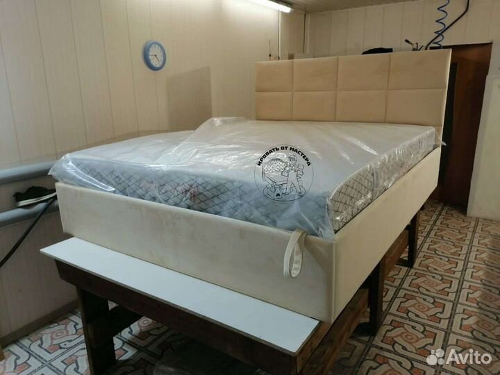 Кровать двухспальная с подьемным механизмом