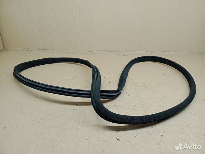 Уплотнительная резинка передняя левая