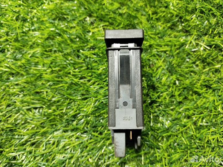 Кнопка аварийной сигнализации Volkswagen Passat V