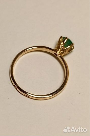 Золотое кольцо с натуральным изумрудом