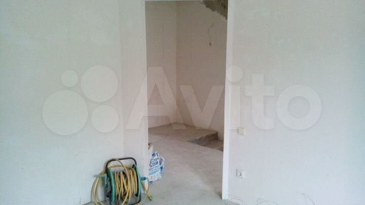 Доля в 4-к. квартире, 180 м², 1/3 эт.