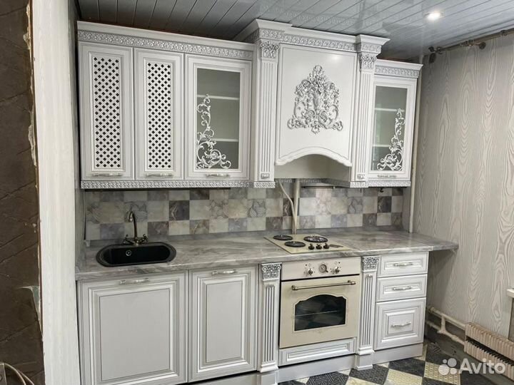 Кухонный гарнитур белый в серебре 2.40