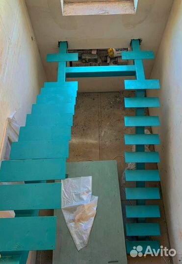 Облицовка лестничного металлокаркаса деревом