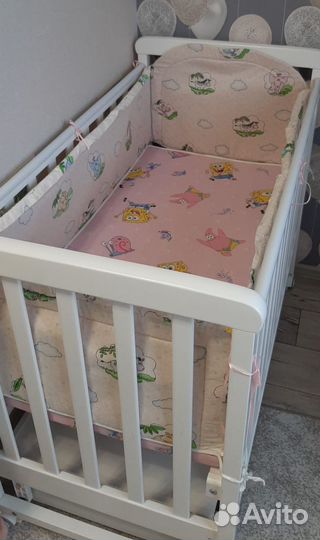 Детская кроватка с маятником и ящиком