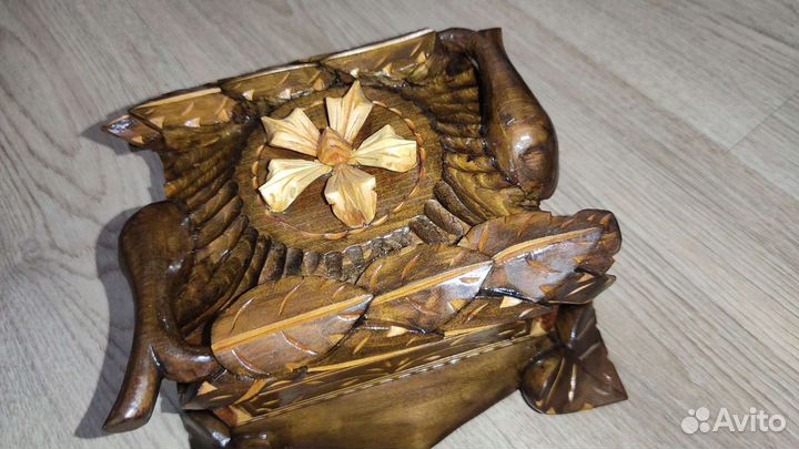 Деревянная шкатулка