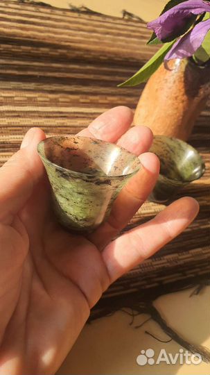 Две рюмки из нефрита, Японская