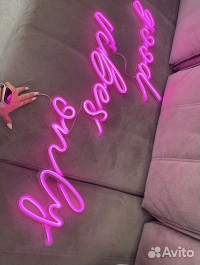 Неоновая вывеска