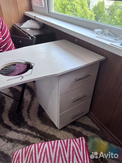 Маникюрный стол с полкой