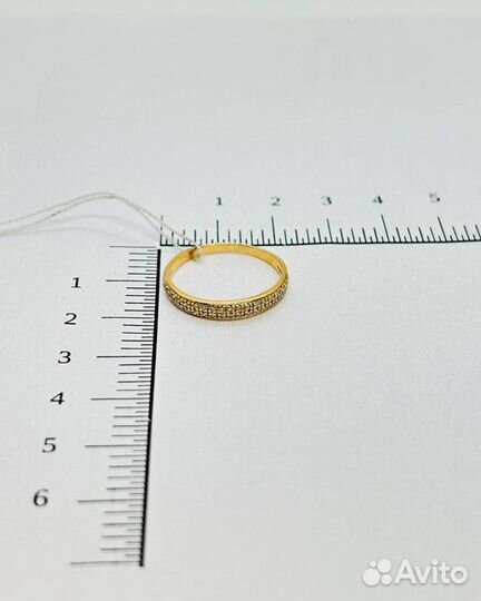 Кольцо с природным камнем Золото