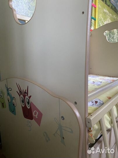 Детская кроватка с маятником