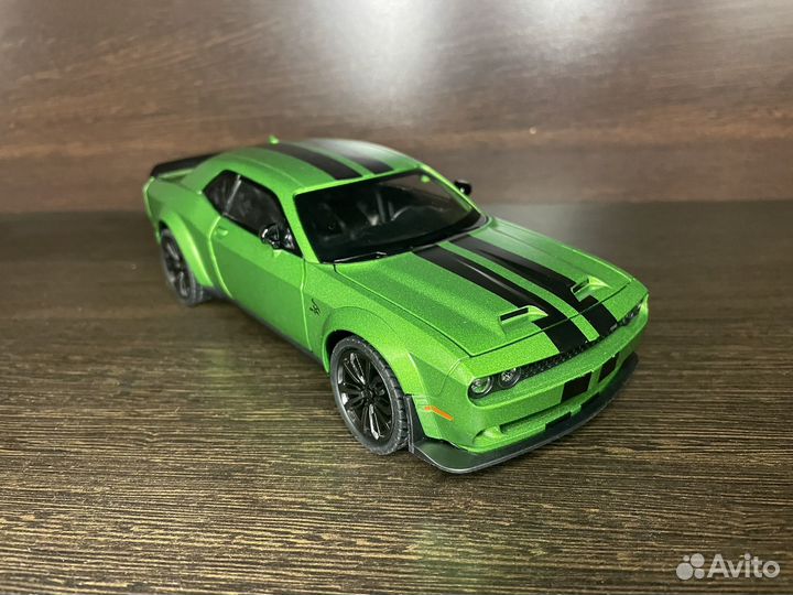 Коллекционная машинка Dodge Challenger SRT 1:24