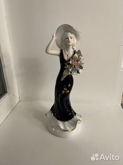 Фарфоровая статуэтка
