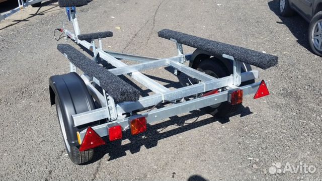 Лодочный прицеп 4470мм с черной защитой бампера Ее