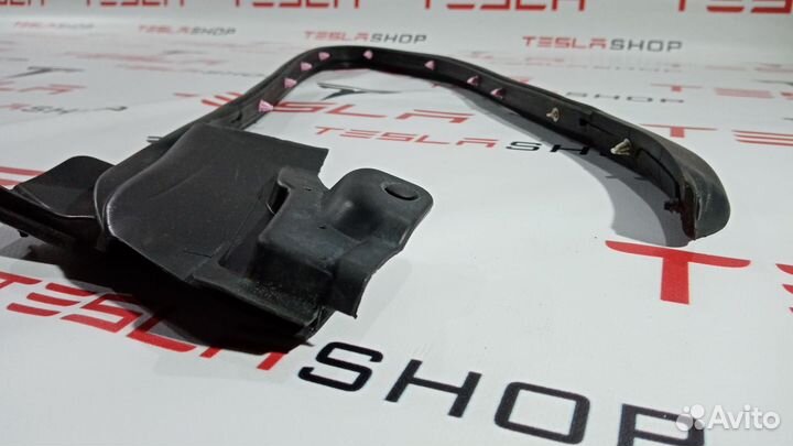 Уплотнитель задней двери Tesla Model S 2014