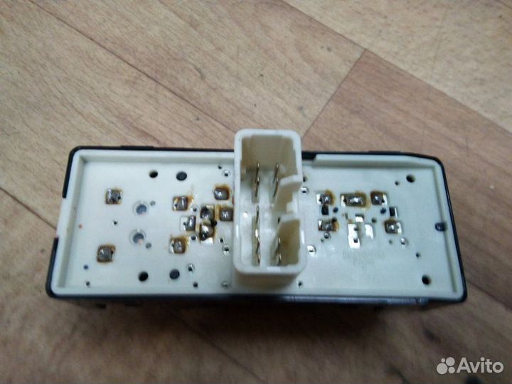 Кнопка стеклоподъемника правая Kia Sorento