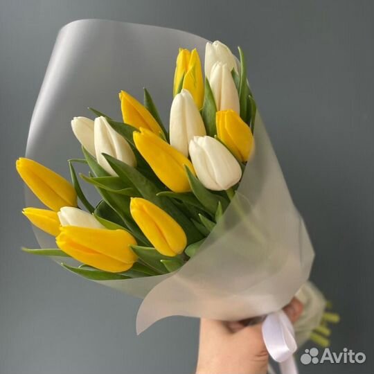 Букет из 15 белых и желтых тюльпанов