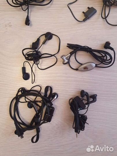 Зарядное устройство и наушники гарнитура телефона