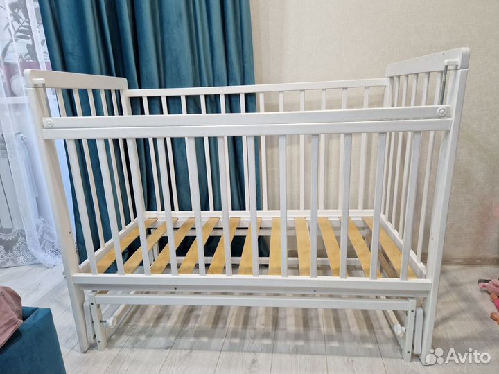 Детская кроватка с маятником