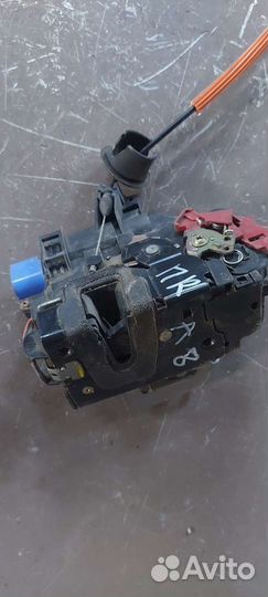 Замок двери передний правый Audi A8 D3