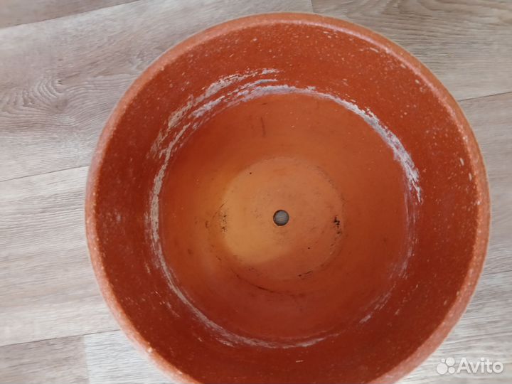 Глиняный горшок для цветов