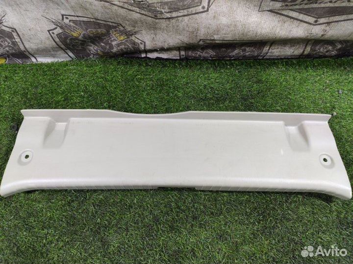 Накладка замка багажника задняя Toyota