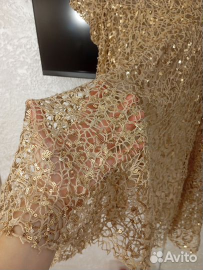 Платье в золотых пайетках. На год змеи