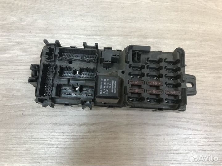 Блок предохранителей Mitsubishi Galant 7 с1992-199