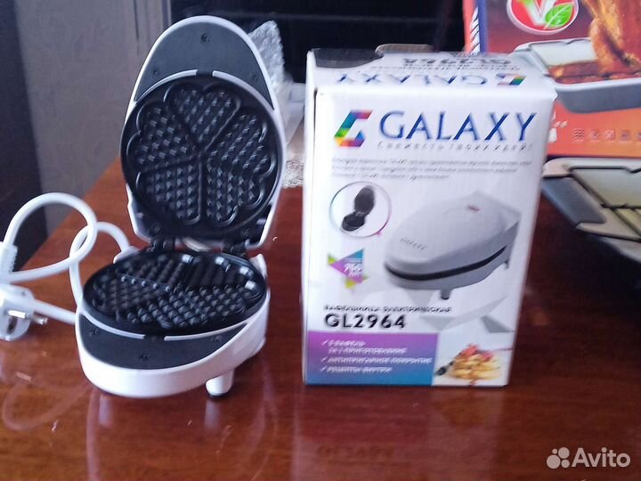 Электрическая вафельница новая