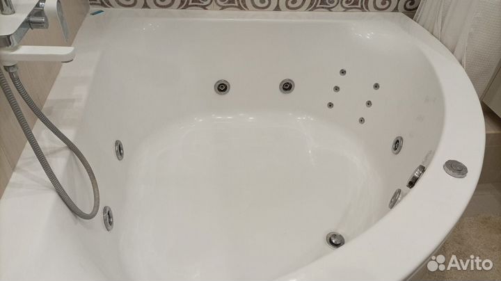 Ванна угловая с джакузи