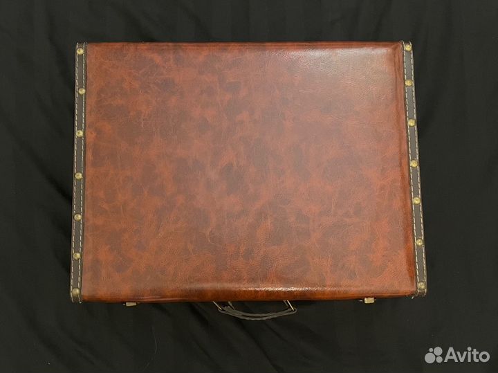 Два чемодана декоративных