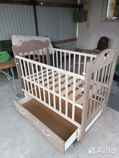 Детская кроватка с маятником