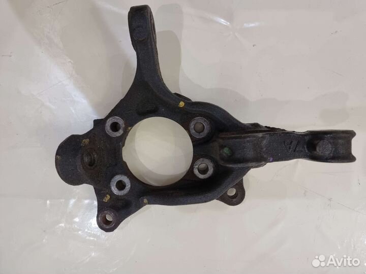 Кулак левый передний toyota camry 70