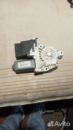 Моторчик стеклоподъёмника задний правый Golf Plus