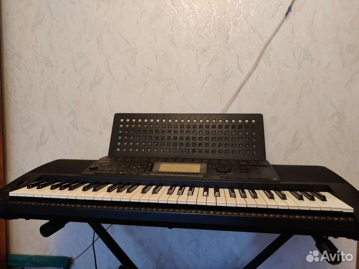 Синтезатор Yamaha PSR-520 с подставкой и педалью