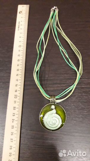 Брошь, браслеты, бусы