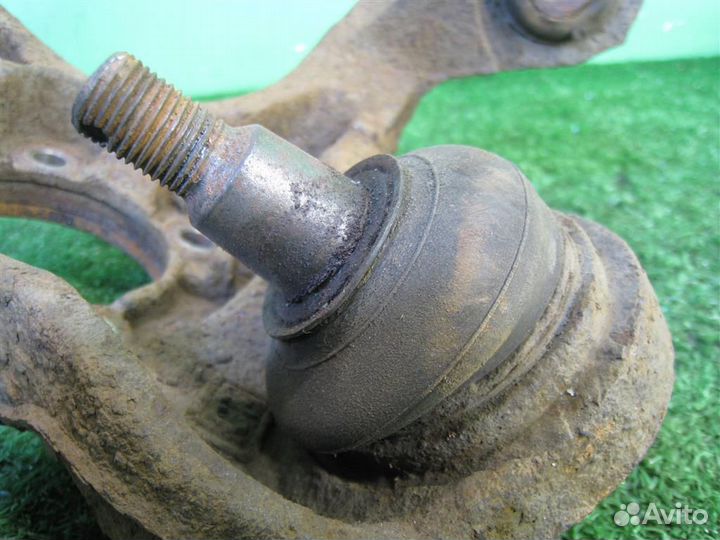 Кулак задний правый Toyota Avensis T25 2003