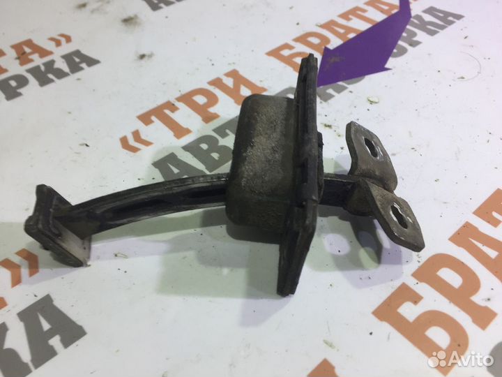 Ограничитель открытия передней двери Прав