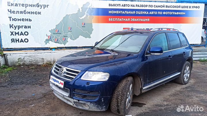 Кронштейн правый Volkswagen Touareg 7L0880676. На