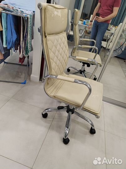 Компьютерное кресло бу бежевое