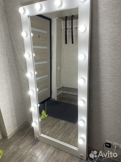 Гримерное зеркало с лампочками