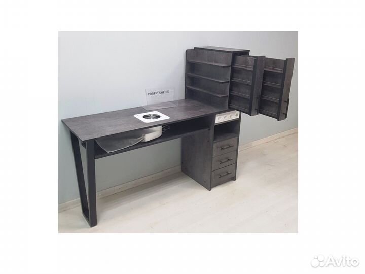 Маникюрный стол