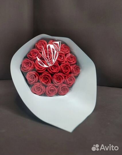 Букет - 19 Красных Роз из Белого Шоколада