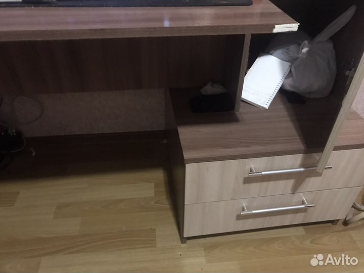 Компьютерный стол из дерева