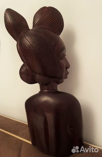 Африканская фигура из красного дерева