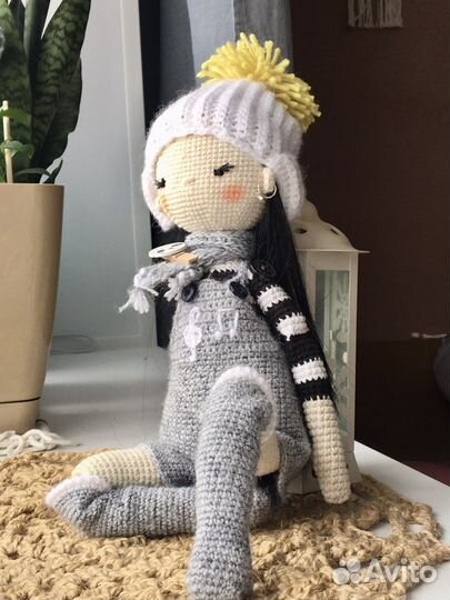 Вязаная кукла интерьерная