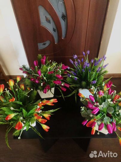 Искусственные цветы в горшках