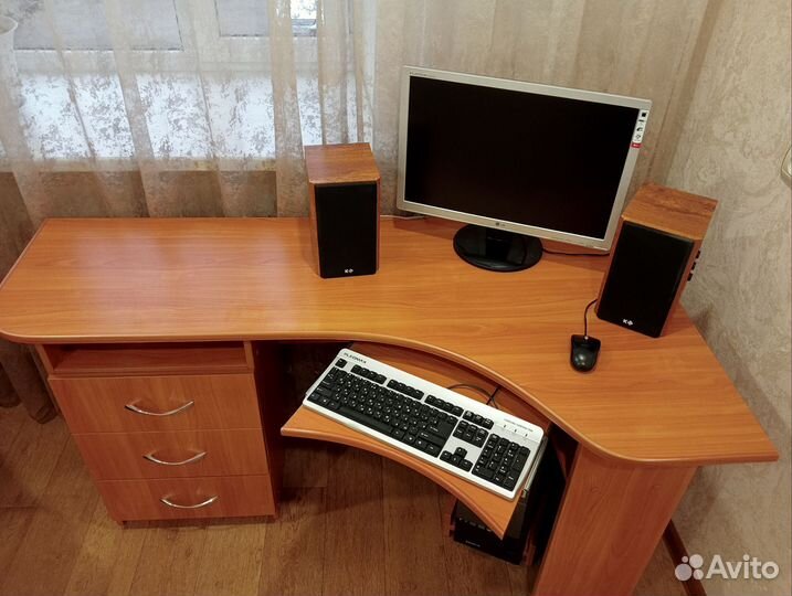 Компьютерный стол